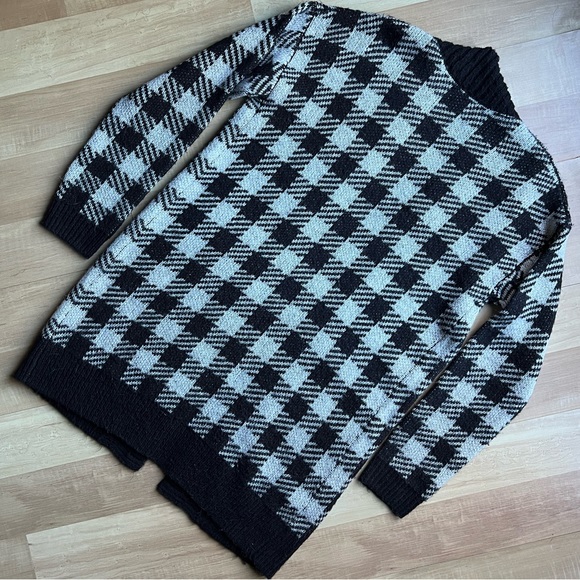BP black & white checkered plaid patterned knee length long sleeve soft cardigan - Picture 3 of 12